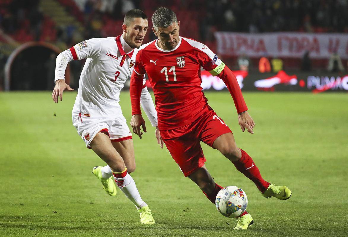 欧国联比赛中的球员拼尽全力，不辱使命